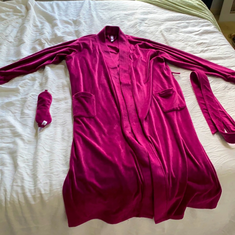 gilligan and o’malley velvet robe and sleep mask